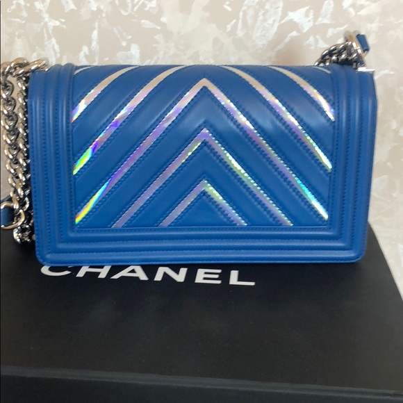 Chanel Medium Le Boy Chevron Iridescent Bag. - Picture 4 of 16